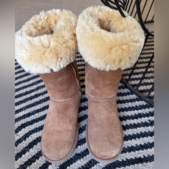 UGG Classic Tall Boot in Chestnut. Preloved. Size 7. Very Good Condition. - Picture 7 of 11
